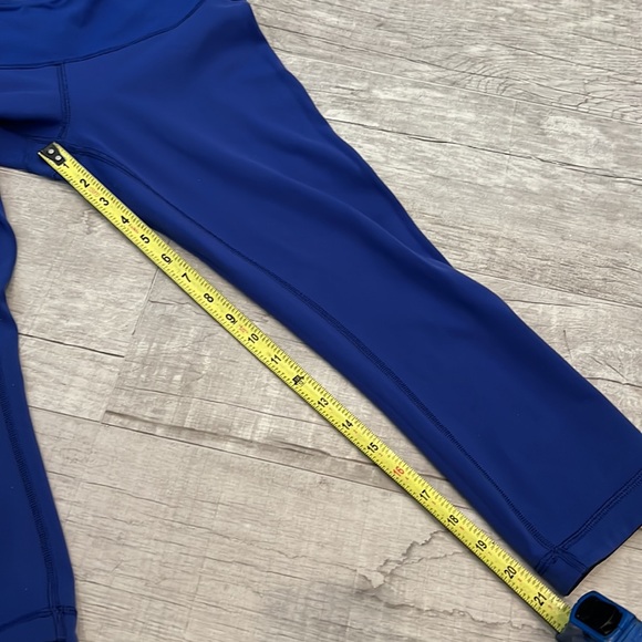 Lululemon Wunder Under‎ Crop III Reversible Black/Sapphire Blue Size 8 - Picture 10 of 15